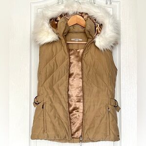 RW&CO. Beige Down Puffer Vest with Fur Hood, XS Gorpcore Apres Ski Quiet Luxury